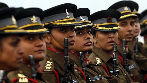 பாதுகாப்பு அகாடமியில் பெண் அதிகாரிகள் முதன்முறை அணிவகுப்பு