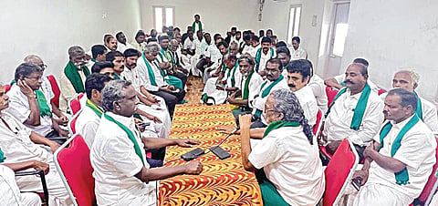 எ.வ.வேலுவை அமைச்சர் பதவியிலிருந்து உடனடியாக நீக்க வேண்டும்: விவசாய சங்கத் தலைவர்கள் கூட்டமைப்பு தீர்மானம்