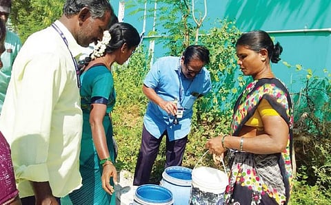 ஆற்காடு அடுத்த முப்பதுவெட்டி கிராமத்தில் டெங்கு காய்ச்சல் பரவலை தடுக்க சுகாதாரத்துறையினர் நேற்று ஆய்வு மேற்கொண்டு தடுப்பு நடவடிக்கைகளை மேற்கொண்டனர்.
