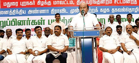 திருப்பரங்குன்றத்தில் அதிமுக தகவல் தொழில்நுட்ப பிரிவு சார்பில் நடைபெற்ற பூத் கமிட்டி உறுப்பினர்கள் பயிற்சி பட்டறையில் பேசும்  புறநகர் கிழக்கு மாவட்ட செயலாளர் ராஜன் செல்லப்பா. படம்: எஸ்.கிருஷ்ணமூர்த்தி
