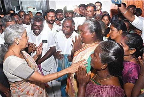 மத்திய நிதியமைச்சர் நிர்மலா சீதாராமனை  சந்தித்து, நன்றி தெரிவித்த மீனவக் குடும்பத்தினர். படம்: எல். பாலச்சந்தர்