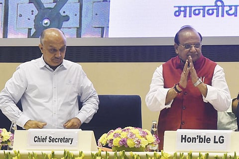 டெல்லி தலைமைச் செயலாளர் நரேஷ் குமார், துணைநிலை ஆளுநர் வி.கே.சக்சேனா | கோப்புப்படம்