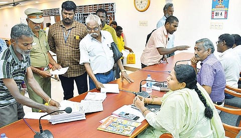 வேலூர் மாவட்ட ஆட்சியர் அலுவலகத்தில் நடைபெற்ற மக்கள் குறைதீர்வு கூட்டத்தில் பொதுமக்களிடம் மனுவை பெற்ற ஊரக வளர்ச்சி முகமை திட்ட இயக்குநர் ஆர்த்தி. படம்: வி.எம்.மணிநாதன்.