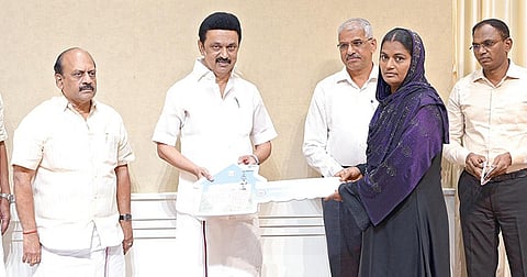 தலைமைச் செயலகத்தில் நேற்று நடந்த நிகழ்ச்சியில், தமிழ்நாடு நகர்ப்புற வாழ்விட மேம்பாட்டு வாரியத்தின் சார்பில் கட்டப்பட்டுள்ள 4,272 அடுக்குமாடி குடியிருப்புகளை திறந்து வைத்து, பயனாளிகளுக்கு ஒதுக்கீடு ஆணைகளை வழங்கும் அடையாளமாக 6 பயனாளிகளுக்கு முதல்வர் மு.க.ஸ்டாலின் வழங்கினார். உடன் அமைச்சர்கள் தா.மோ.அன்பரசன், ஆர்.காந்தி, தலைமைச் செயலர் சிவ் தாஸ், வீட்டு வசதி மற்றும் நகர்ப்புற வளர்ச்சித் துறை செயலர் சி.சமயமூர்த்தி, தமிழ்நாடு நகர்ப்புற வாழ்விட மேம்பாட்டு வாரிய மேலாண் இயக்குநர் பொ.சங்கர்.