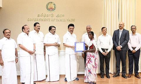 நெய்வேலி பழுப்பு நிலக்கரி நிறுவனத்துக்கு நிலம் எடுத்ததால் பாதிக்கப்பட்ட 3,543 பேருக்கு பட்டா: முதல்வர் ஸ்டாலின் வழங்கினார்