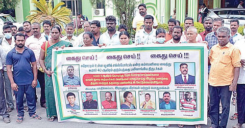 பண மோசடி தொடர்பாக கிருஷ்ணகிரி மாவட்ட ஆட்சியர் அலுவலகத்தில் மனு அளிக்க வந்த பாதிக்கப்பட்டோர்.
