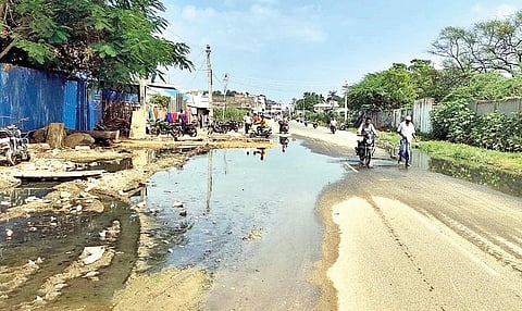 பேரணாம்பட்டு-வி.கோட்டாதேசிய நெடுஞ்சாலையில் தேங்கியுள்ளகழிவுநீரில் கடந்து செல்லும்வாகன ஓட்டிகள்.