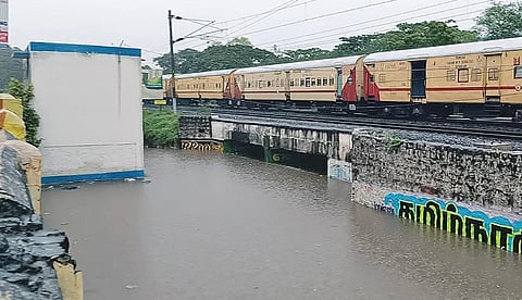 மழைநீர் தேங்கிய நிலையில் இருந்த சோமசுந்தரா மில் ரோடு ரயில்வே பாலம். (கோப்பு படம்)
