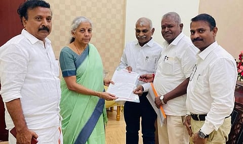 விருதுநகர் வந்த மத்திய நிதியமைச்சர் நிர்மலா சீதாராமனிடம் பட்டாசு உற்பத்தியாளர்கள் சங்கத் தலைவர் கணேசன் மற்றும் விற்பனையாளர்கள் சங்கத் தலைவர் ராஜா சந்திரசேகர் ஆகியோர் கோரிக்கை மனு அளித்தனர். அருகில் பாஜக மாநில பொதுச் செயலாளர் பேராசிரியர் சீனிவாசன்.