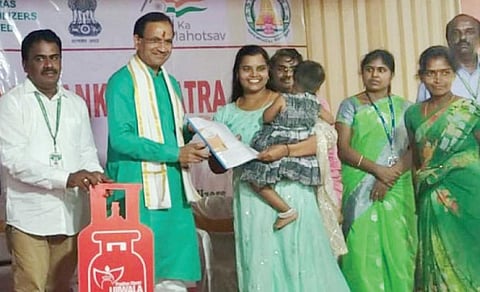 திருவண்ணாமலை மாவட்டம் தண்டராம்பட்டில் ஒரு பயனாளிக்கு  நலத்திட்ட உதவியை  வழங்கிய மத்திய இணை அமைச்சர் பகவந்த் குபா.