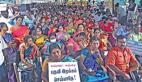 எழும்பூர் ராஜரத்திரனம் மைதானம் அருகில் நேற்று உண்ணாவிரத போராட்டம் நடத்திய உயர்நிலைப்பள்ளி, மேல்நிலைப்பள்ளி தலைமை ஆசிரியர்கள். 
படம்: ம.பிரபு