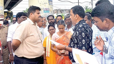 வேப்பம்பட்டு ரயில் நிலைய பகுதியில் நேற்று திருவள்ளூர் மாவட்ட ஆட்சியர் பிரபு சங்கர் ஆய்வு மேற்கொண்டார். உடன் நெடுஞ்சாலை துறை கோட்ட பொறியாளர்கள் செல்வநம்பி, கணேசன், இரயில்வே துறை கோட்ட பொறியாளர் ஜம்ஷீர் உள்ளிட்டோர்.