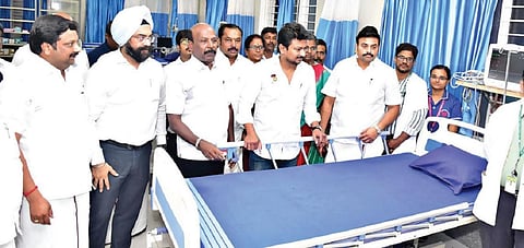 நாமக்கல் அரசு மருத்துவக் கல்லூரி மருத்துவமனையில் மருத்துச் சேவையை  அமைச்சர் உதயநிதி ஸ்டாலின் தொடங்கி வைத்து பார்வை யிட்டார். உடன் அமைச்சர்கள் மா.சுப்பிரமணியன், மா.மதிவேந்தன் உள்ளிட்டோர்.