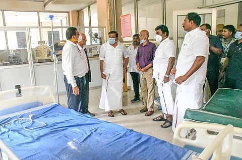 சேலம் மோகன் குமாரமங்கலம் அரசு மருத்துவக் கல்லூரி மருத்துவமனையில் மின் கசிவு காரணமாக ஏற்பட்ட தீ விபத்தால் கடும் புகைமூட்டம் ஏற்பட்டது. இதனால் சிகிச்சை பிரிவிலிருந்து  நோயாளிகள்  உடனடியாக வெளியேற்றப்பட்டனர். | படங்கள்: எஸ். குரு பிரசாத்