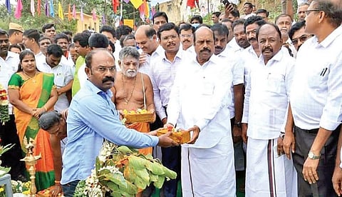 கலசப்பாக்கம் அருகே ரூ.55.88 கோடியில் 3 உயர்மட்ட பாலம் கட்டுவதற் கான பணியை அமைச்சர் எ.வ.வேலு நேற்று தொடங்கி வைத்தார். அருகில் ஆட்சியர் பா.முருகேஷ், எம்எல்ஏ சரவணன் உள்ளிட்டோர்.