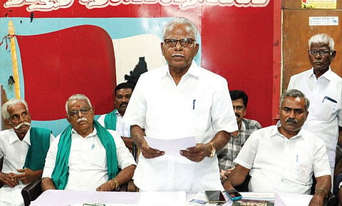 தஞ்சாவூரில் நேற்று நடைபெற்ற காவிரி உரிமை மீட்புக் குழு ஆலோசனைக் கூட்டத்தில் பேசிய ஒருங்கிணைப்பாளர் பெ.மணியரசன்.படம்: ஆர்.வெங்கடேஷ்