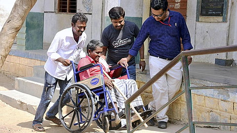 தெலங்கானா சட்டப்பேரவைத் தேர்தலில் வீட்டில் இருந்தபடியே முதியோர் வாக்களிக்க ஏற்பாடு