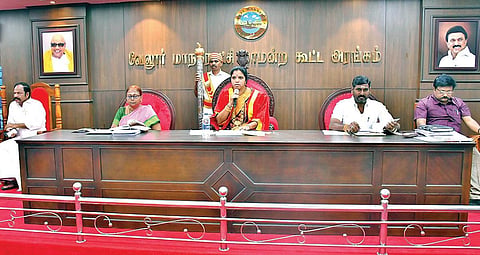 வேலூர் மாநகராட்சி சாதாரண கூட்டம் மேயர் சுஜாதா ஆனந்தகுமார் தலைமையில் நேற்று நடைபெற்றது. அருகில், சட்டப்பேரவை உறுப்பினர் கார்த்திகேயன்,துணை மேயர் சுனில்குமார், ஆணையர் ஜானகி ரவீந்திரன் உள்ளிட்டோர். | படங்கள்: வி.எம்.மணிநாதன்.