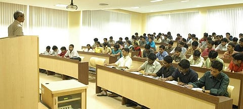 வெளிநாடுகளில் படிக்க ஆங்கிலத் தகுதித் தேர்வு கட்டாயமா? - ஒரு தெளிவுப் பார்வை