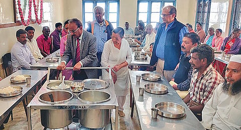 உதகை ஸ்ரீ அபுபாபாஜி அறக்கட்டளையில் ஏழை, ஏளிய மக்களுக்கு வழங்கப்பட்டுவரும் அன்னதான திட்டத்தால் பயனடைந்தவர்கள்.