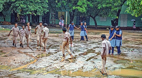 தஞ்சாவூர் அண்ணாநகர் மாநகராட்சி பள்ளி வளாகத்தில் சேறும் சகதியுமாக உள்ளதால் அவதியுறும் மாணவர்கள். | படங்கள்: ஆர்.வெங்கடேஷ்