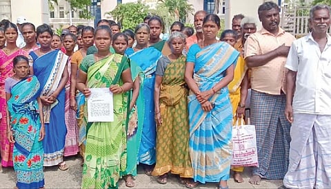 விழுப்புரம் மாவட்ட காவல் அலுவலகத்தில்  உறவினர்களுடன் புகார் மனு அளிக்க வந்த இருளர் பழங்குடி பெண்.