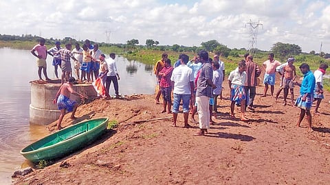 பெரும்பாக்கம் ஏரியின் உடைப்பை மணல் மூட்டைகள் கொண்டு விவசாயிகளுடன் சேர்ந்து  சீரமைக்கும் பொதுப்பணித்துறையினர்.