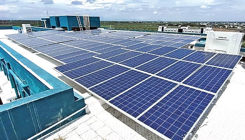 விருதுநகர் அரசு மருத்துவக் கல்லூரி மேல்தளத்தில் அமைக்கப்பட்டுள்ள சோலார் தகடுகள்.