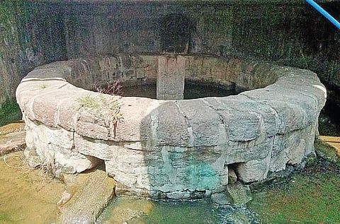 ஸ்ரீ வில்லிபுத்தூர் பெரியகுளம் கண்மாயில் பாண்டியர் காலத்தில் அமைக்கப்பட்ட ஏழு கண் மடை.