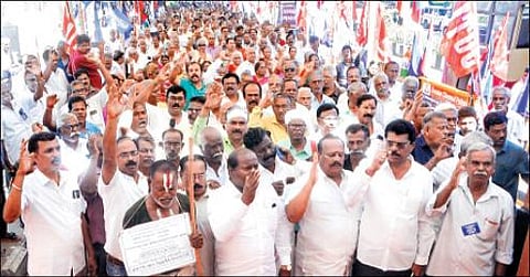 போக்குவரத்து ஓய்வூதியர்களுக்கு பணப்பலன் கோரி சென்னையில் 16 சங்கங்கள் போராட்டம்: டிச.19-ல் வேலைநிறுத்த நோட்டீஸ் வழங்க முடிவு