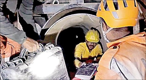 உத்தராகண்ட் சுரங்கப் பாதையில் சிக்கியுள்ள தொழிலாளர்களை மீட்க மணல் குவியலின் பக்கவாட்டில் குழாய்கள் பொருத்தப்பட்டு உள்ளன. இந்த குழாய் வழியாக தொழிலாளர்களை மீட்பது குறித்து தேசிய பேரிடர் மீட்புப் படை வீரர்கள் நேற்று செயல்விளக்கம் அளித்தனர்.