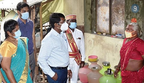 திண்டிவனம் அருகே பட்டணம் கிராமத்தில் உள்ள சமத்துவ புரத்தில  அப்போதைய ஆட்சியர் மோகன் குறைகளை கேட்டறிகிறார்.  ( கோப்பு படம்)