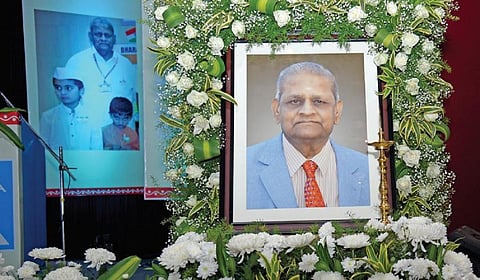 சென்னையில் நேற்று நடைபெற்ற இரங்கல் கூட்டத்தில் அலங்கரித்து வைக்கப்பட்டிருந்த சங்கர நேத்ராலயா நிறுவனர் டாக்டர் எஸ்.எஸ்.பத்ரிநாத் உருவப் படம்.