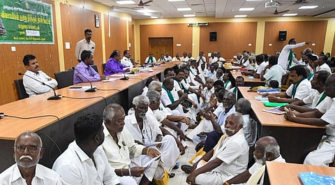 வைகை அணையில் இருந்து ஒருபோக சாகுபாடிக்கு தண்ணீர் திறக்க வலியுறுத்தி வெள்ளிக்கிழமையன்று மதுரை மாவட்ட ஆட்சியர் அலுவலகத்தில் போராட்டத்தில் ஈடுபட்ட விவசாயிகள் | கோப்புப்படம்