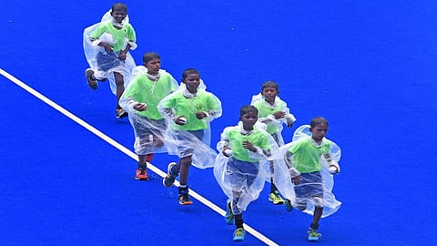 தேசிய சீனியர் ஹாக்கி சாம்பியன்ஷிப் தொடர் - பால் பாய்ஸ்களாக களமிறங்கிய கோவில்பட்டி சிறுவர்கள்