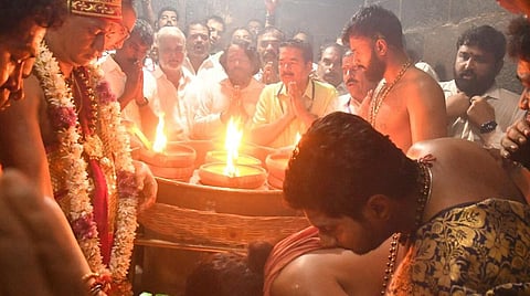 கார்த்திகை தீபத் திருவிழாவையொட்டி திருவண்ணாமலையில் இன்று காலை பரணி தீபம் ஏற்றப்பட்டது