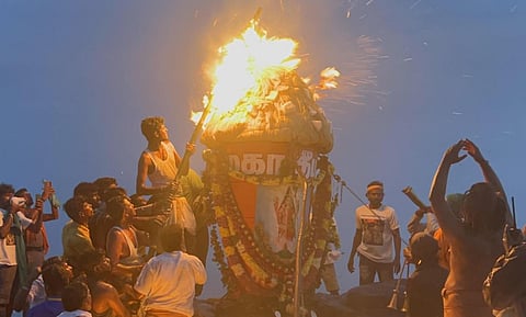 திருவண்ணாமலையில் 2,668 அடி உயரம் உள்ள  அண்ணாமலை உச்சியில் மகா தீபம் ஏற்றப்பட்டது 