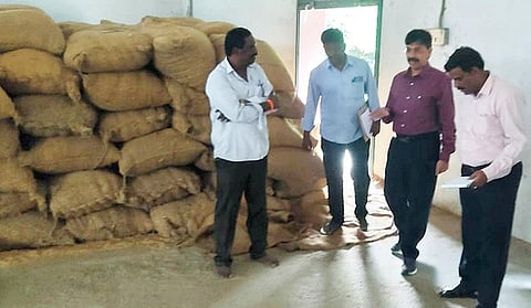அரக்கோணத்தில் உள்ள கூட்டுறவு விற்பனை சங்க தானிய கிடங்கை மாநில கூட்டுறவு சங்கங்களின் பதிவாளர் சுப்பையன் நேற்று பார்வையிட்டு ஆய்வு செய்தார்.