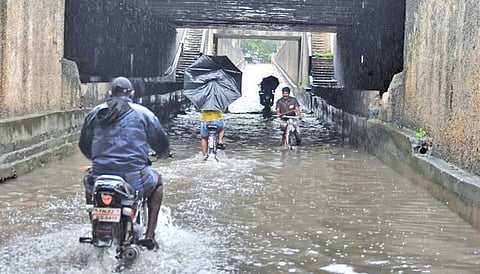 கீழ்பெரும்பாக்கம் இந்திரா நகர் ரயில்வே சுரங்கப் பாதையில் தேங்கி நிற்கும் மழைநீர்.