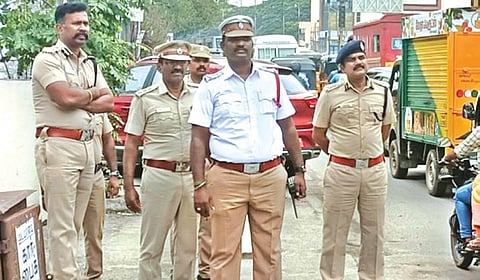 சைதாப்பேட்டை சிஐடி நகர் அருகே போக்குவரத்து  போலீஸாருடன் சாலையோரம் நின்றவாறு போக்குவரத்தை ஆய்வு செய்யும் சென்னை போக்குவரத்து காவல் கூடுதல் ஆணையர் ஆர்.சுதாகர்.