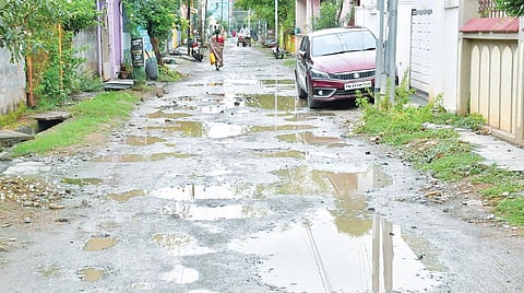 வேலூர் 50-வது வார்டில் ஜல்லி கற்கள் கொட்டிவிட்டு சாலை அமைக்க ‘மறந்த’ நிர்வாகத்தால் மக்கள் அவதி