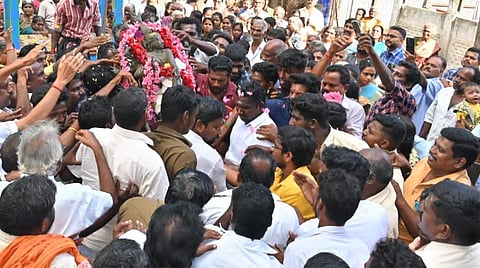 67 ஆண்டுகளுக்கு பிறகு கோயிலுக்கு கொண்டு வரப்படும் ஐம்பொன் நடராஜர் சிலையை உற்சாகமாக எடுத்து வரும் கிராம மக்கள்.
