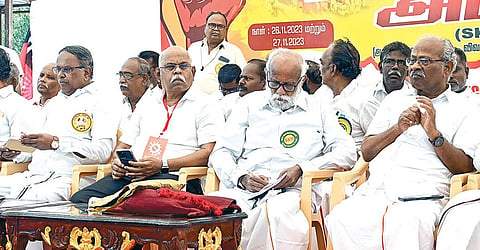 விலைவாசி உயர்வை கட்டுப்படுத்துவது, அத்தியாவசிய பொருட்கள் மீதான ஜிஎஸ்டியை நீக்குவது உள்ளிட்ட 26 அம்ச கோரிக்கைகளை வலியுறுத்தி அனை த்து த தொழிற்சங்கங்கள், ஐக்கிய விவசாயிகள் முன்னணி சார்பில் சென்னை எழும்பூர் ராஜரத்தினம் மைதானம் அருகே 2-ம் நாளாக நேற்று போராட்டம் நடந்தது. இதில் தொமுச பேரவை பொதுச் செயலாளர் மு.சண்முகம் எம்.பி., சிஐடியு மாநில தலைவர் அ.சவுந்தரராஜன், ஐக்கிய விவசாயிகள் முன்னணி ஒருங்கிணைப்பாளர் கே.பாலகிருஷ்ணன் உள்ளிட்டோர் பங்கேற்றனர்.
படம்: எஸ்.சத்தியசீலன்