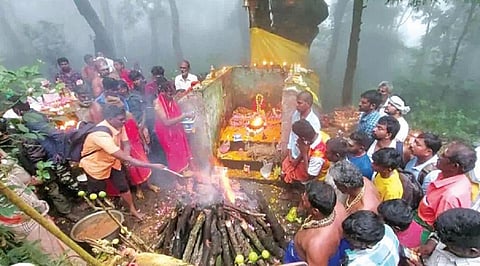 ஆனைமலை அருகே அடர்ந்த வனப்பகுதியில் தாடகை நாச்சியம்மன் கோயில் மகாதீபம் விழா