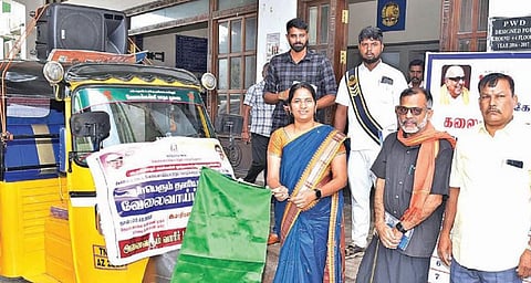 கோவையில் தனியார் துறை வேலைவாய்ப்பு முகாம் தொடர்பான விழிப்புணர்வு பிரச்சாரத்தை மாவட்ட ஆட்சியர் அலுவலகத்தில் நேற்று தொடங்கிவைத்த மாவட்ட வருவாய் அலுவலர் மோ.ஷர்மிளா உள்ளிட்டோர்.
