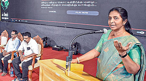 சேலம் புதிய பேருந்து நிலையம் அருகே நடைபெற்று வரும் புத்தகத் திருவிழாவில், நடந்த கலந்துரையாடல் நிகழ்ச்சியில் இஸ்ரோவின் ஆதித்யா எல்-1 திட்ட இயக்குநர் நிகார் சாஜி பங்கேற்றார். உடன், கூடுதல் ஆட்சியர் (வளர்ச்சி) அலர்மேல் மங்கை, மகளிர் திட்ட இயக்குநர் பெரியசாமி உள்ளிட்டோர்.