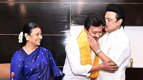 தமிழக இளைஞர் நலன், விளையாட்டு மேம்பாட்டு துறை அமைச்சர் உதயநிதி ஸ்டாலின் நேற்று தனது பிறந்தநாளை முன்னிட்டு, சென்னையில் முதல்வர் மு.க.ஸ்டாலினை சந்தித்து வாழ்த்து பெற்றார். உடன் தாயார் துர்கா ஸ்டாலின்.