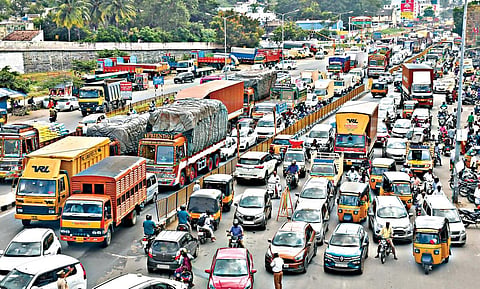 சேலம் சீலநாயக்கன்பட்டி பகுதியில் போக்குவரத்து முறையாக ஒழுங்கமைக்கப்படாததால் நெரிசலில் சிக்கி திணறும் வாகனங்கள். | படம்: எஸ்.குரு பிரசாத்