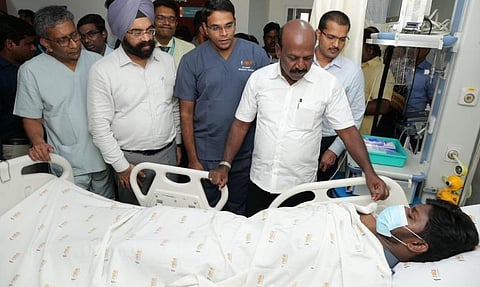 இன்னுயிர் காப்போம் நம்மைக் காக்கும் – 48 திட்டத்தின் 2 லட்சமாவது பயனாளியை அமைச்சர் மா.சுப்பிரமணியன் சந்தித்து நலம் விசாரித்தார்