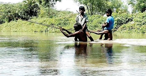 பரமக்குடி அருகே ஆபத்தான முறையில் கயிறு கட்டி கால்வாயை கடக்கும் கிராம மக்கள்